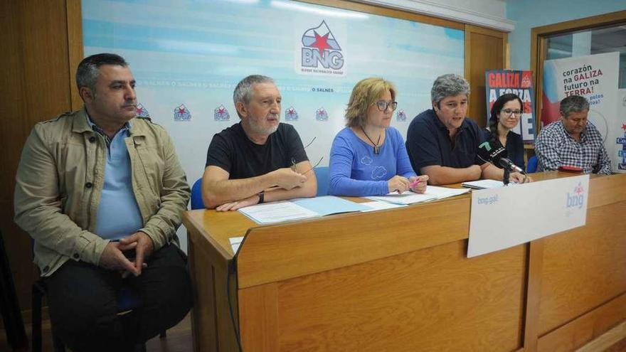 David Otero, Víctor Caamaño, Montserrat Prado, Manuel Domínguez, Lucía César y Xosé Henrique García en la sede del BNG. // Iñaki Abella