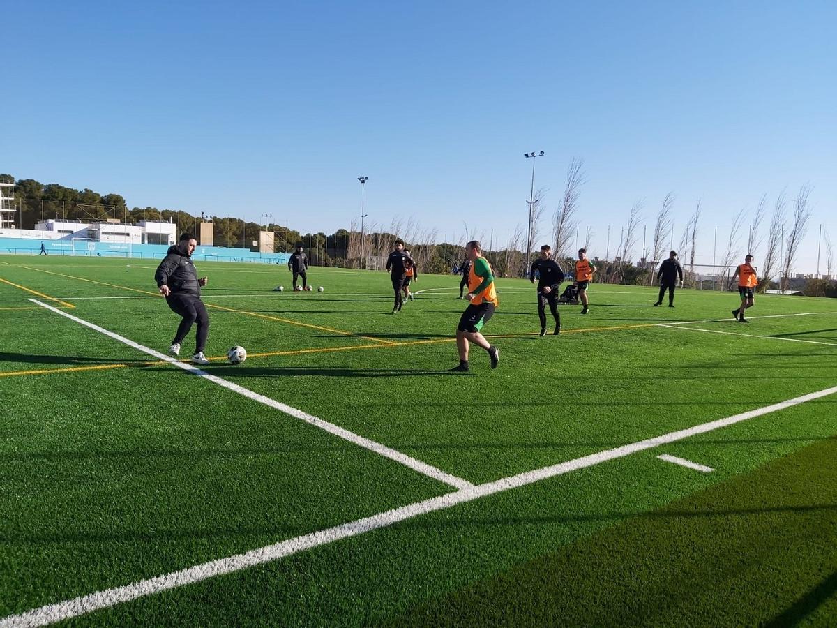 Los equipos de fútbol entrenan en el campo de césped artificial José Miguel González Rey 'Josemi'.