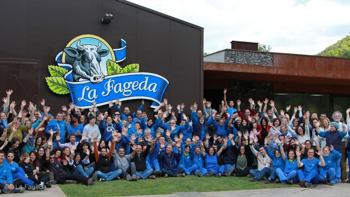 Trabajadores de 'La Fageda' delante de la sede en Olot.