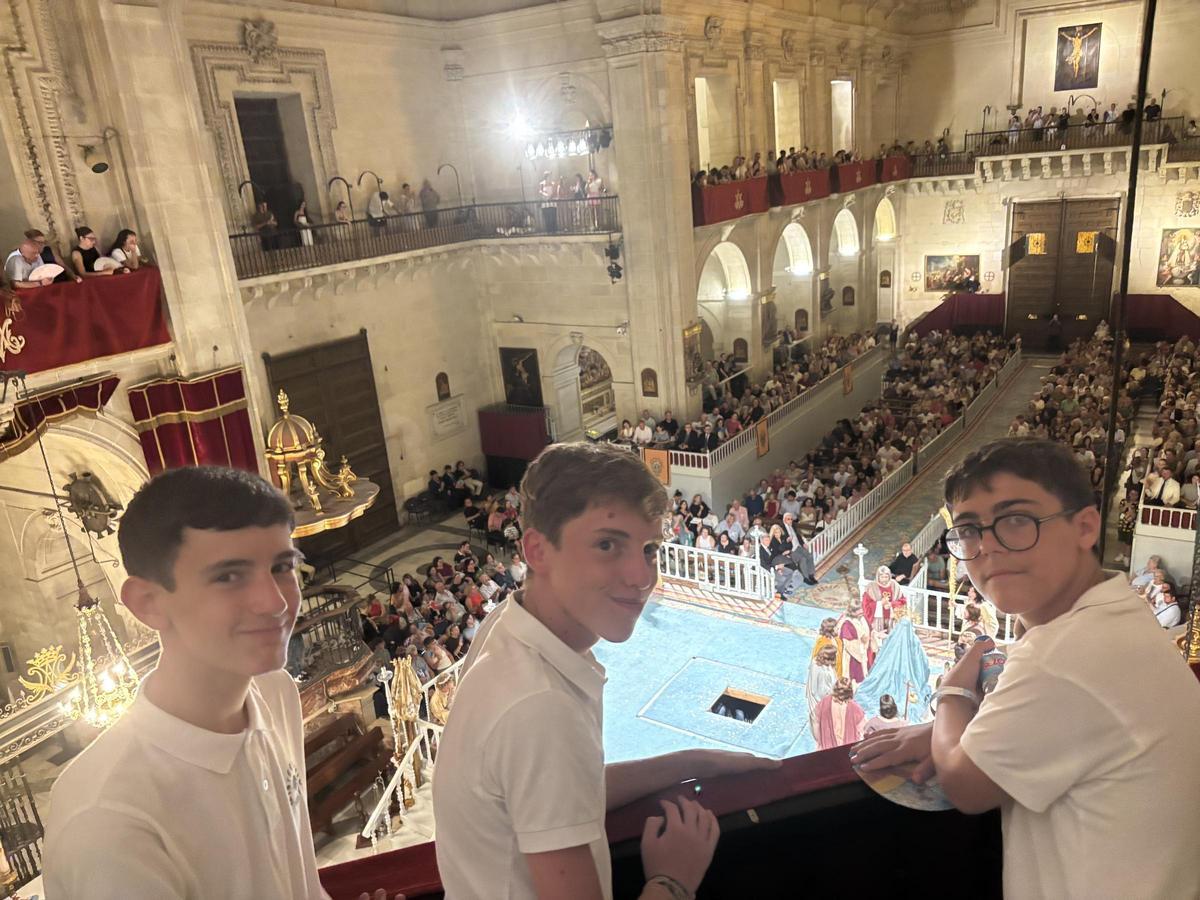 Diego Pacheco, Miguel Diciena y Alejandro Selva, viendo el Misteri d'Elx desde el balcón de Santa Ana