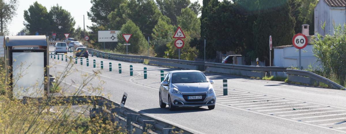 Muere un motorista al chocar con un bus y un coche cuyos conductores iban drogados