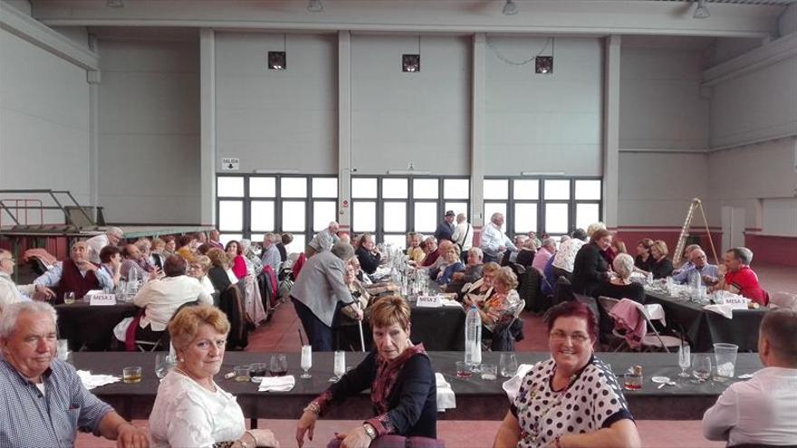 Una comida de hermandad y bailes en línea marcan San Jorge