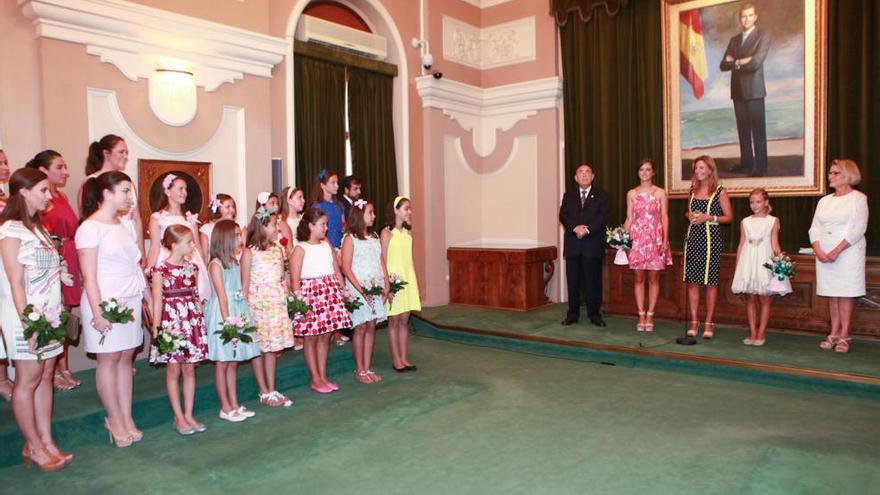 Recepción institucional a las festeras de la Magdalena 2016