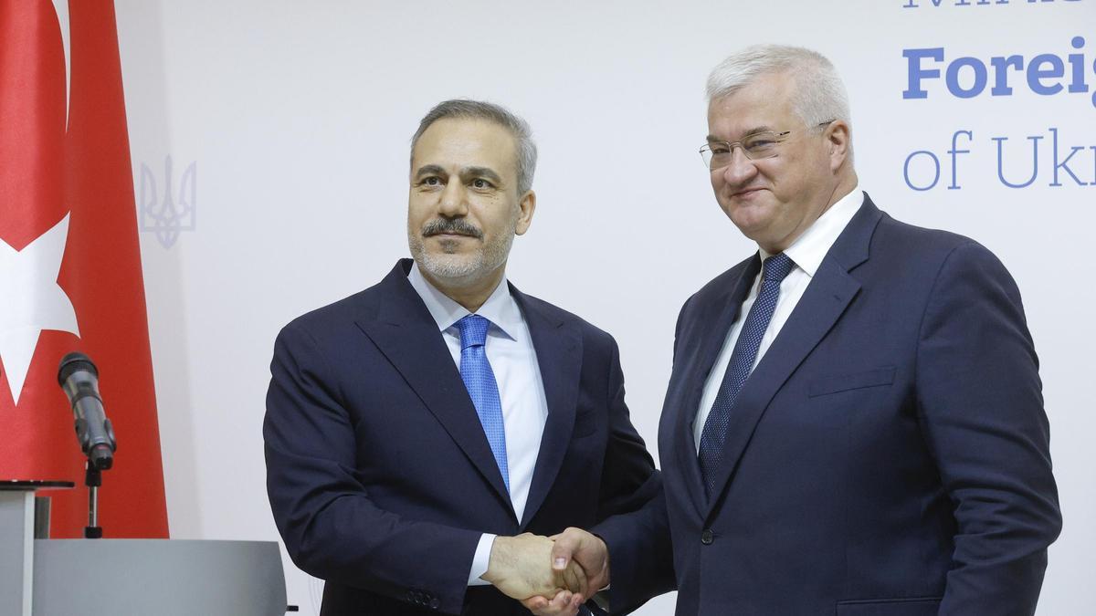 El ministro de Asuntos Exteriores de Ucrania, Andrii Sybiha (derecha), y su homólogo de Turquía, Hakan Fidan (I), se dan la mano durante una conferencia de prensa conjunta después de su reunión en Kiev, este viernes.