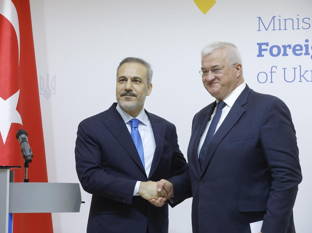 El ministro de Asuntos Exteriores de Ucrania, Andrii Sybiha (derecha), y su homólogo de Turquía, Hakan Fidan (I), se dan la mano durante una conferencia de prensa conjunta después de su reunión en Kiev, este viernes.