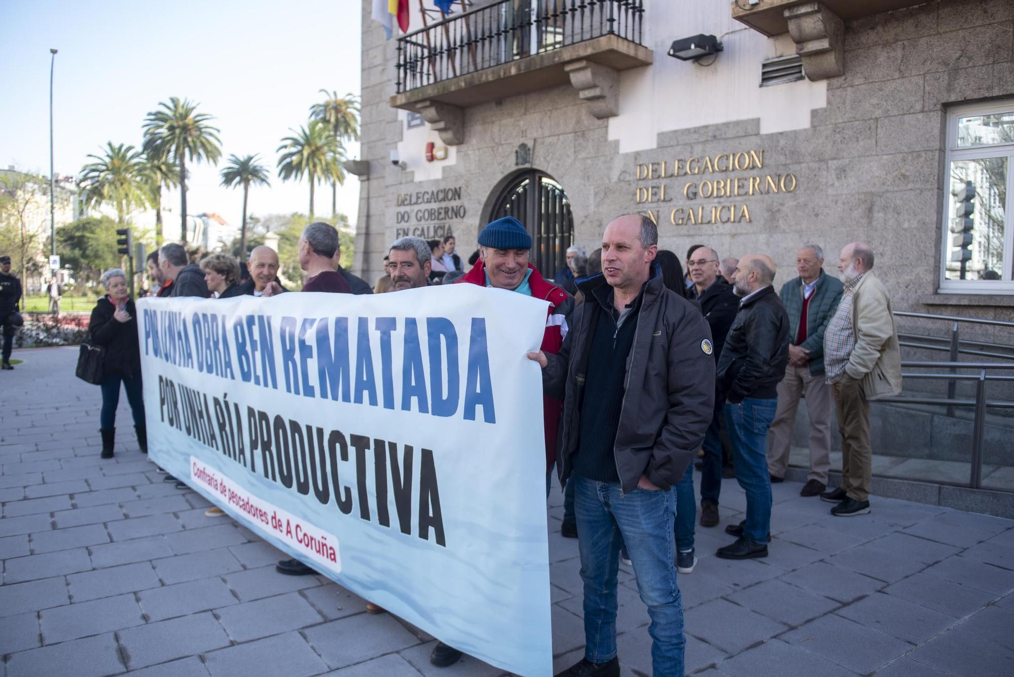 Los mariscadores de la ría de O Burgo piden compensaciones económicas: "No nos pueden dejar tirados"