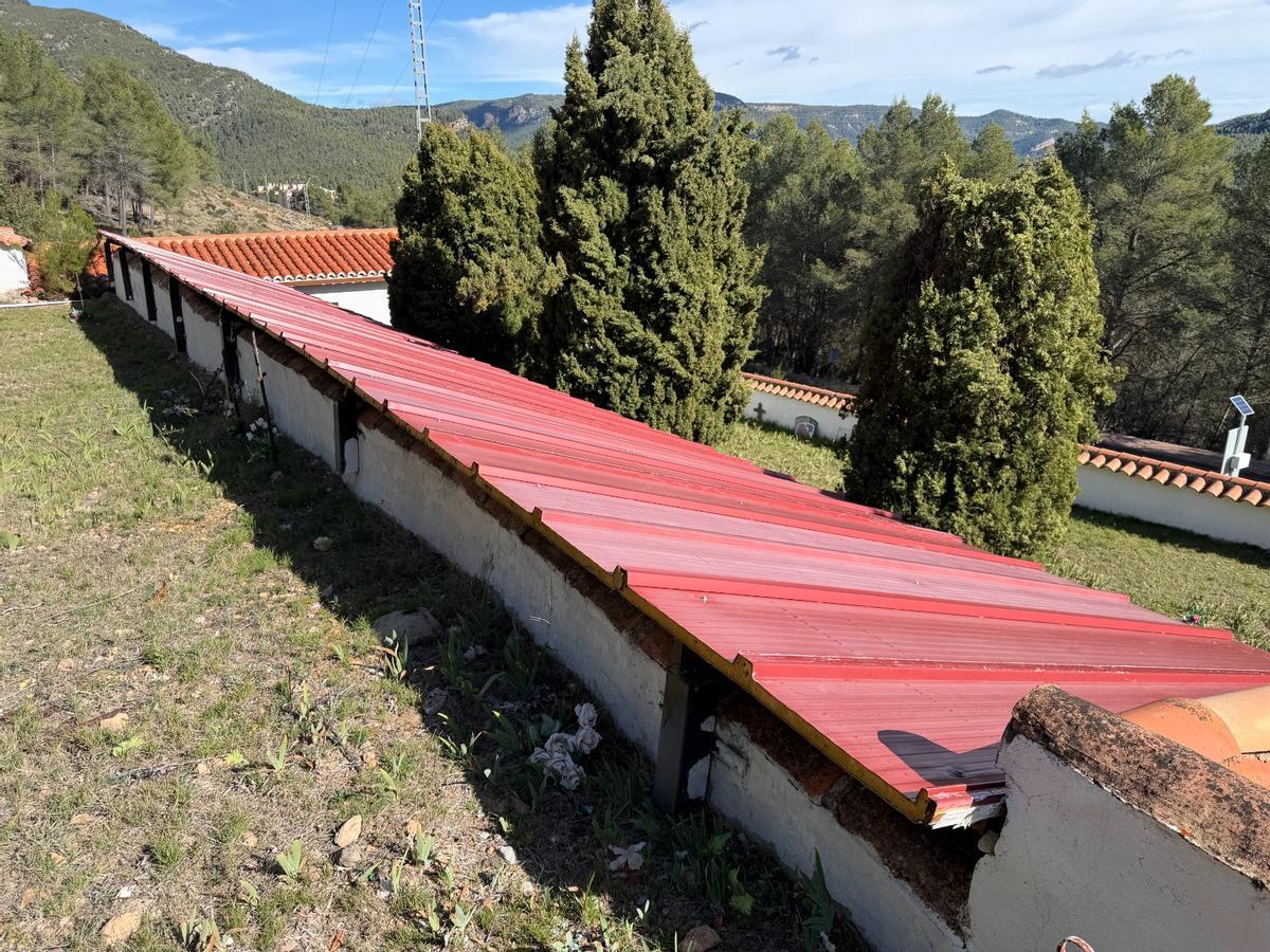 Imagen del tejado provisional instalado por el Ayuntamiento.