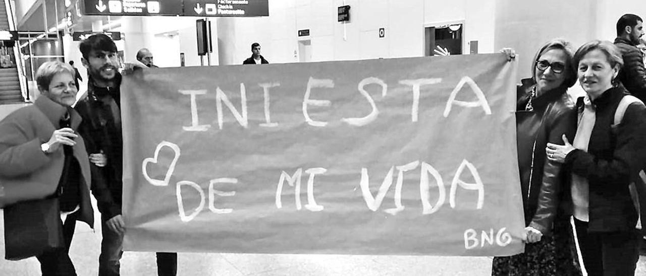 Vecinos de Fontao desplegaron una pancarta en el aeropuerto compostelano.