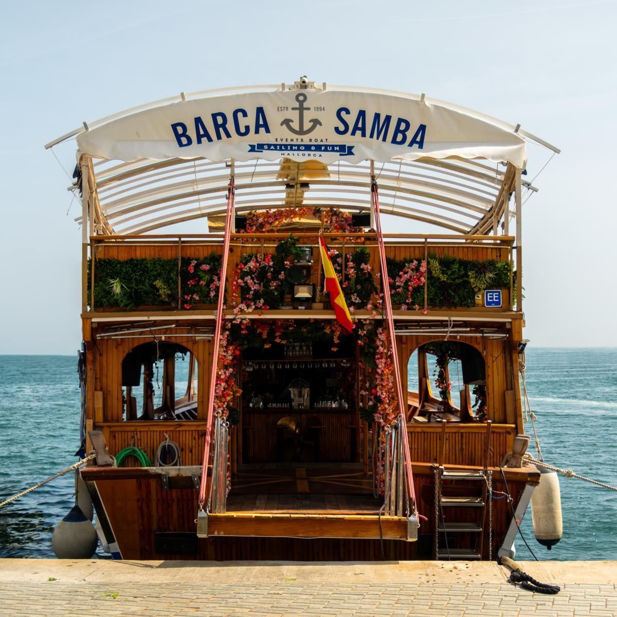 Descubre rincones únicos de la isla a bordo de Barca Samba.