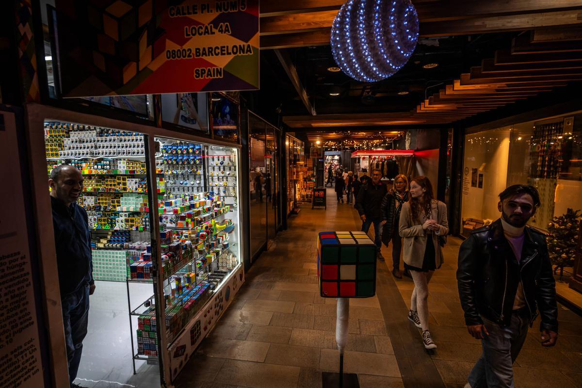 Tiendas y compradores de las Galeries Maldà en vísperas de la Navidad 2024