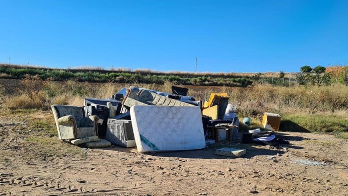 Enseres abandonados en un punto limpio