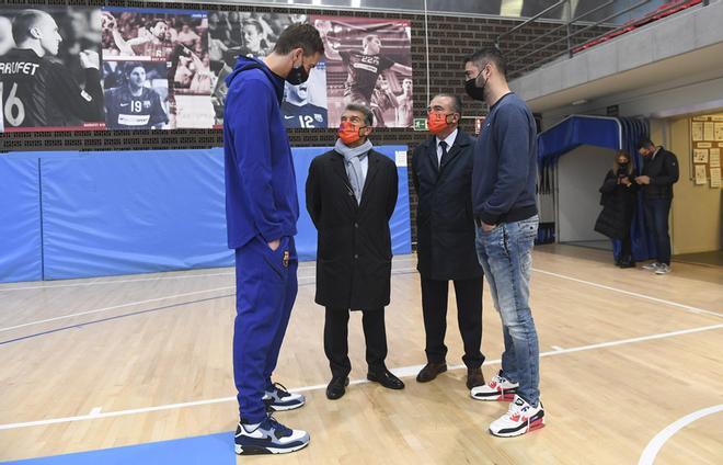 El nuevo presidente del FC Barcelona, Joan Laporta, y Rafa Yuste visitaron la Ciutat Esportiva Joan Gamper y coincidieron con Pau Gasol y Juan Carlos Navarro.