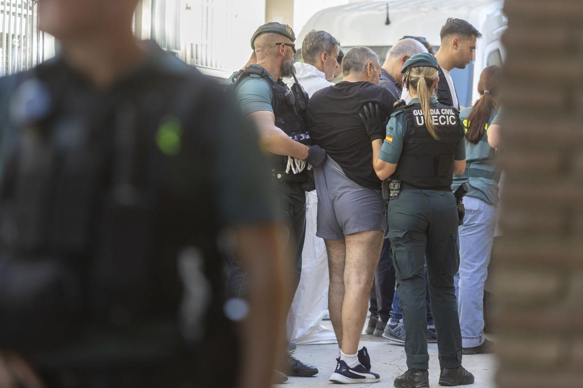 MIJAS (MÁLAGA), 09/07/2026.- La Guardia Civil ha comenzado el registro del domicilio del novio de la mujer que fue asesinada este miércoles junto a su hija en Mijas (Málaga) y que ha sido detenido este jueves como presunto autor del doble crimen. Según han informado a EFE fuentes de la investigación, varias dotaciones se han trasladado a primera hora de la tarde hasta el inmueble del presunto asesino, ubicado en Málaga capital, después de ser arrestado este jueves sobre las 13:00 horas. EFE/ Álvaro Cabrera