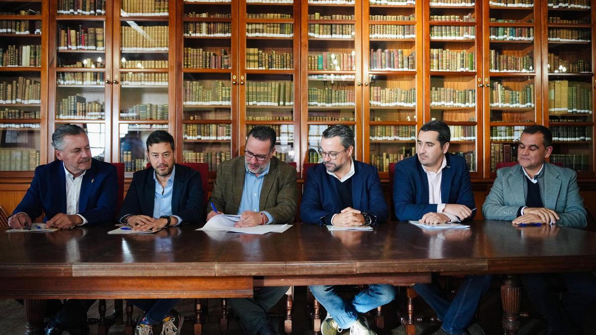 Un momento de la firma del convenio en la capital palmera.