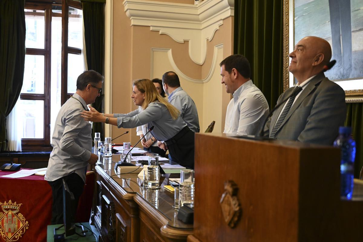 La alcaldesa felicita a Traver tras la promesa de su cargo de concejal, este jueves.