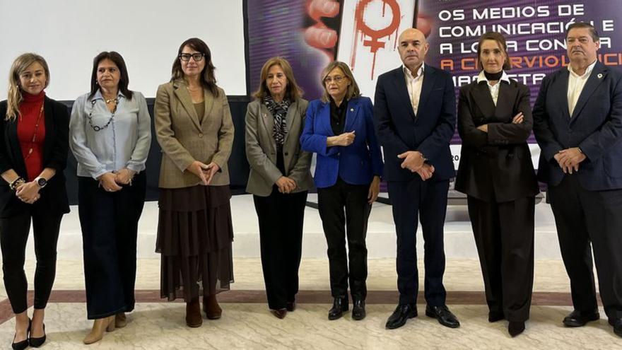 Autoridades y participantes en el congreso, ayer, en Santiago.