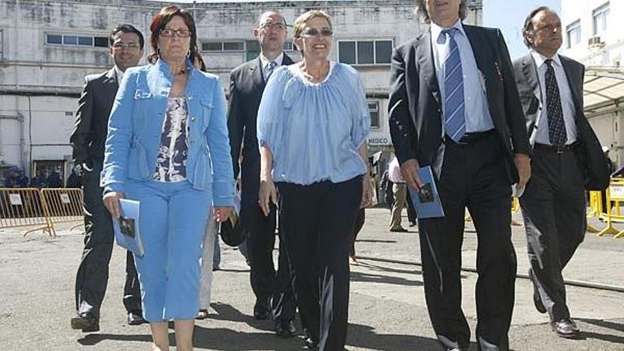 A secretaria xeral de Política Lingüística, Marisol López, o presidente de Barreras, Ángel Viñas, e a presidenta do Parlamento, Dolores Villarino, onte no asteleiro vigués.