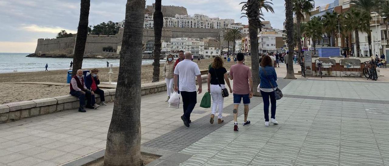 El paseo marítimo de Peñíscola, junto a la playa, en el puente de octubre de 2021.