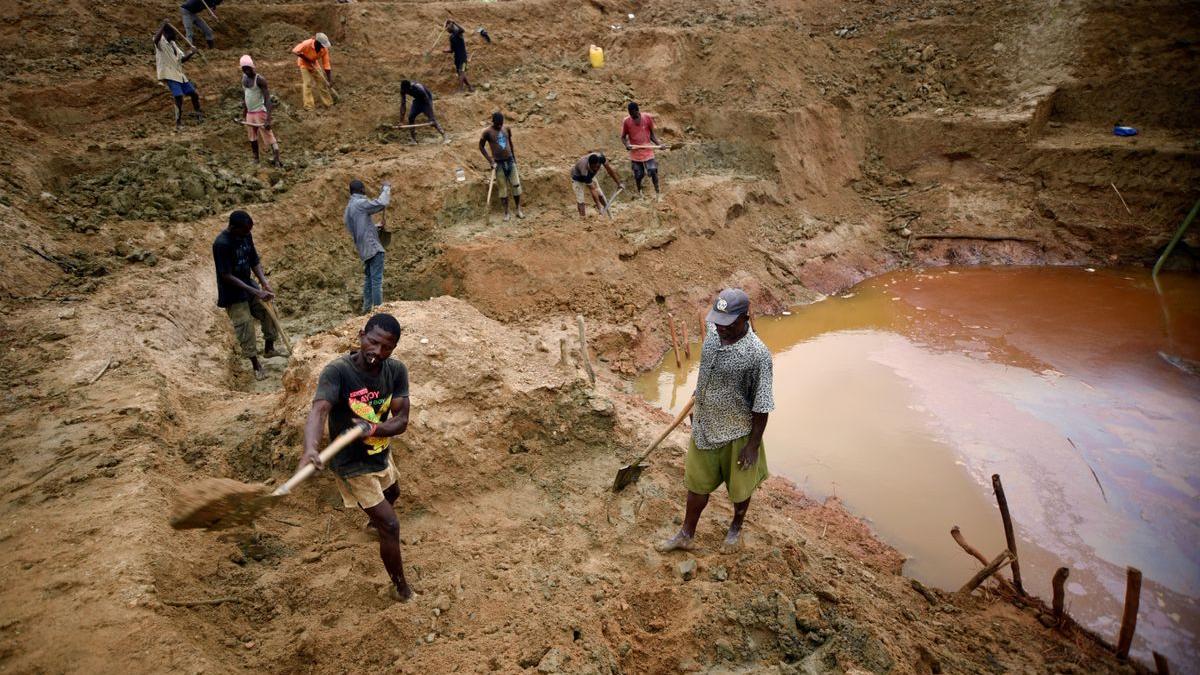 Imagen de una mina a cielo abierto de diamantes en Sierra Leona.