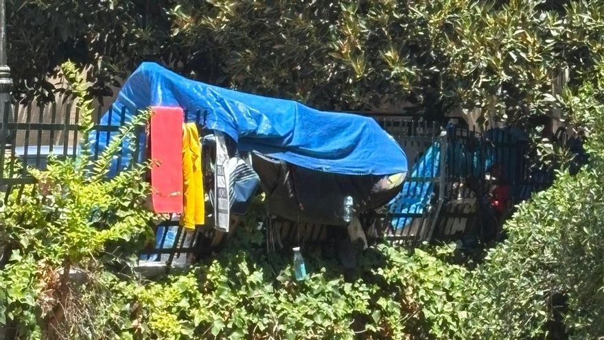 Vecinos de la Misericòrdia de Palma denuncian un asentamiento callejero: &quot;Viven en condiciones infrahumanas, rodeados de plástico y orinando en botellas&quot;