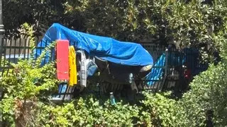 Vecinos de la Misericòrdia de Palma denuncian un asentamiento callejero: "Viven en condiciones infrahumanas, rodeados de plástico y orinando en botellas"