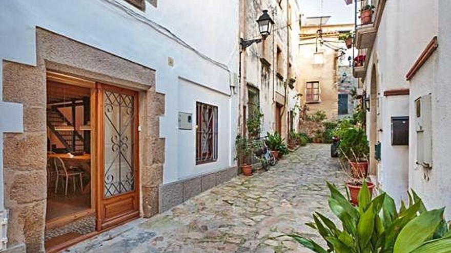 Façana d&#039;un dels apartaments turístics de Tossa de Mar que s&#039;anuncien al portal de l&#039;ATA .