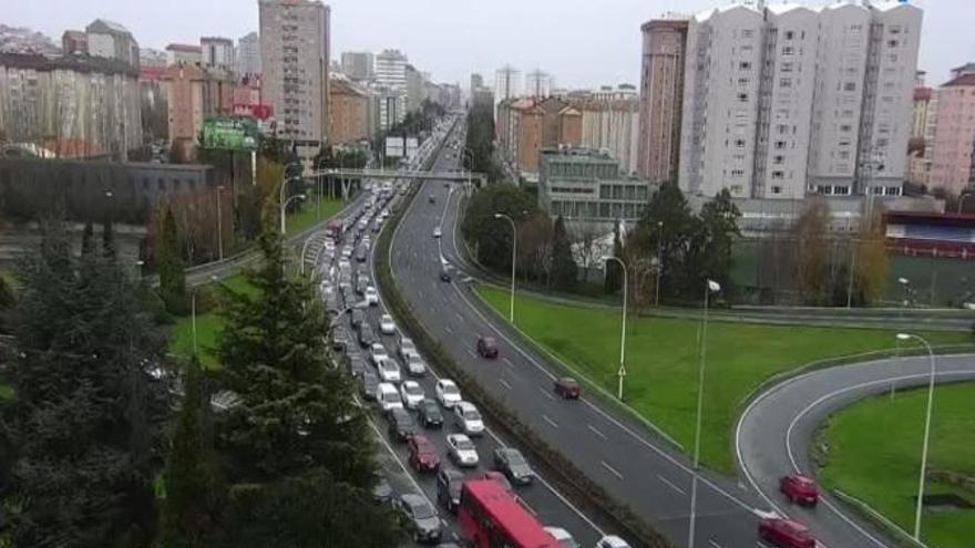 Cola de vehículos en Lavedra a la altura de Ponte da Pedra.