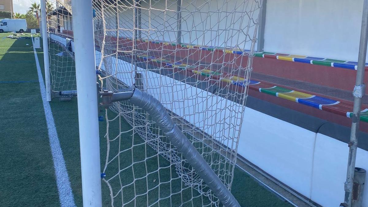 Una de las fundas protectoras de los soportes de una portería donde un niño se golpeó