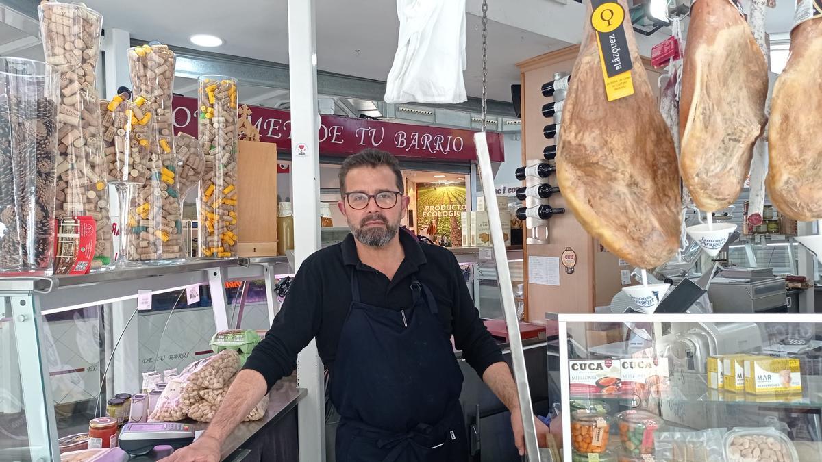 José Verdeguer en su charcutería.