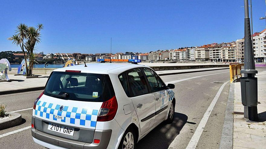 Una patrulla de la Policía Local en su vehículo por el paseo de Silgar.
