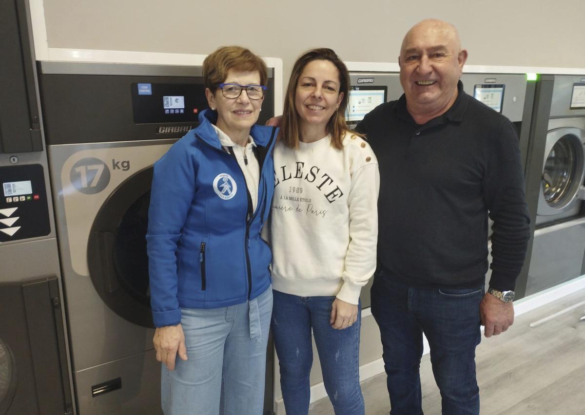 Isabel, Olga y Antonio posan en la nueva Tintorería Elegante, que abrirá hoy en la Praza do Mercado. | L.D.