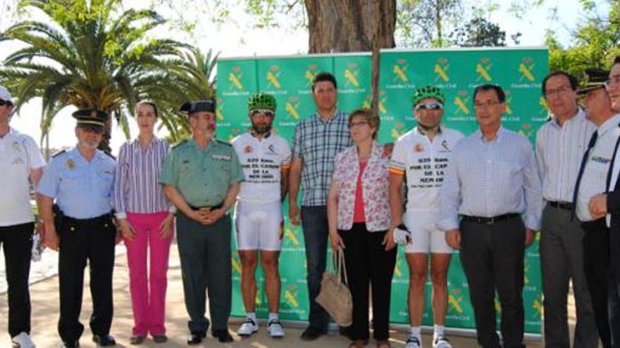 Bascuñana recibe a los guardias civiles que recorren España en bicicleta