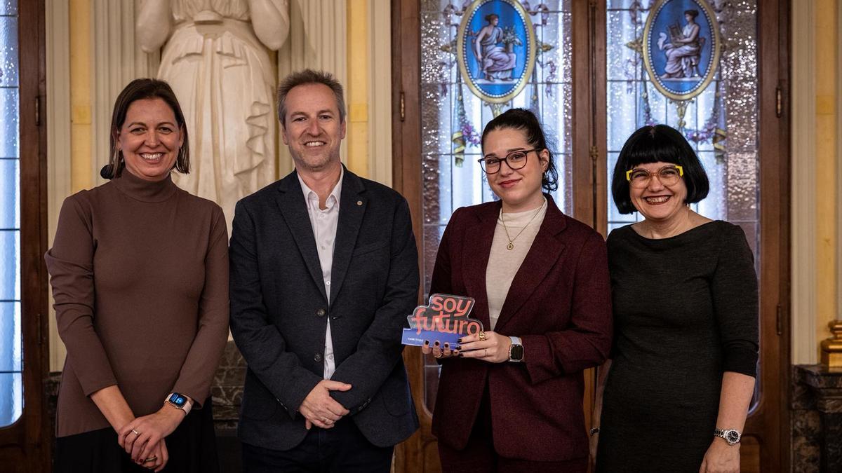 Ricardo Barceló, director de EL PERIÓDICO DE ARAGÓN, y Rebeca Magallón, coordinadora de EL ESTUDIANTE, con el premio 'Soy Futuro 2025' de Directivas de Aragón.