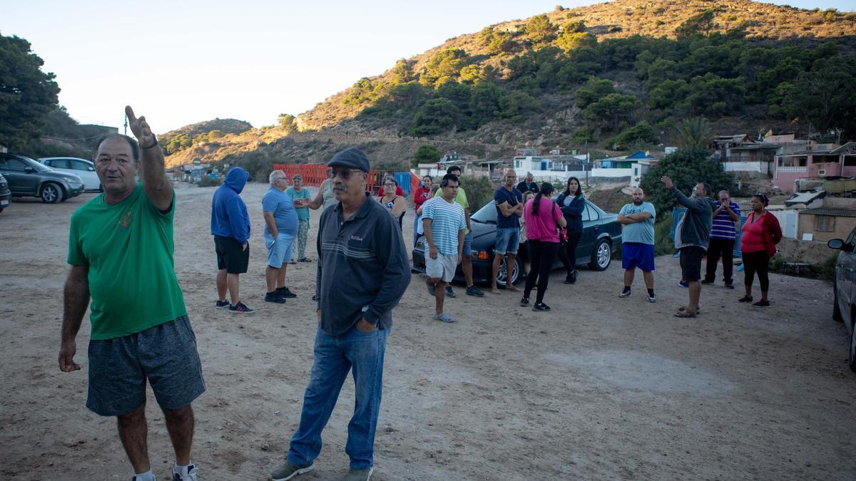 Los vecinos de la Algameca Chica se movilizaron ayer por las obras de los accesos al nuevo CATE