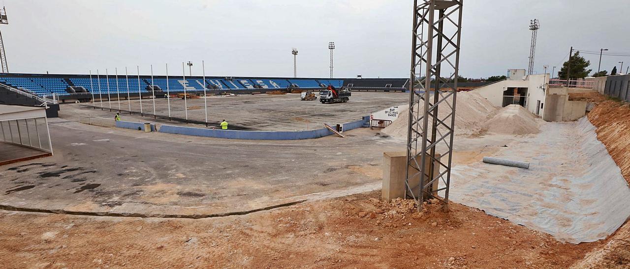 Aspecto que presentaban ayer las obras de reforma del estadio de Can Misses para adaptarlo a Segunda División.