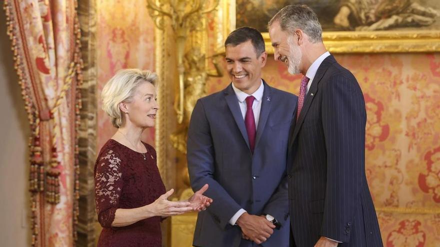 Felipe VI saluda a la presidenta de la Comisión Europea, Ursula Von der Leyen, en presencia del presidente del Gobierno, Pedro Sánchez.