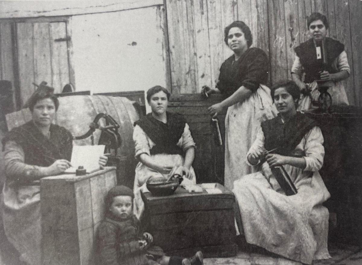 Trabajadoras de la fábrica de conservas, La Torrentina. Imagen del libro de José Royo, &quot;Del sindicato de obreras católicas a la obra social femenina&quot;.