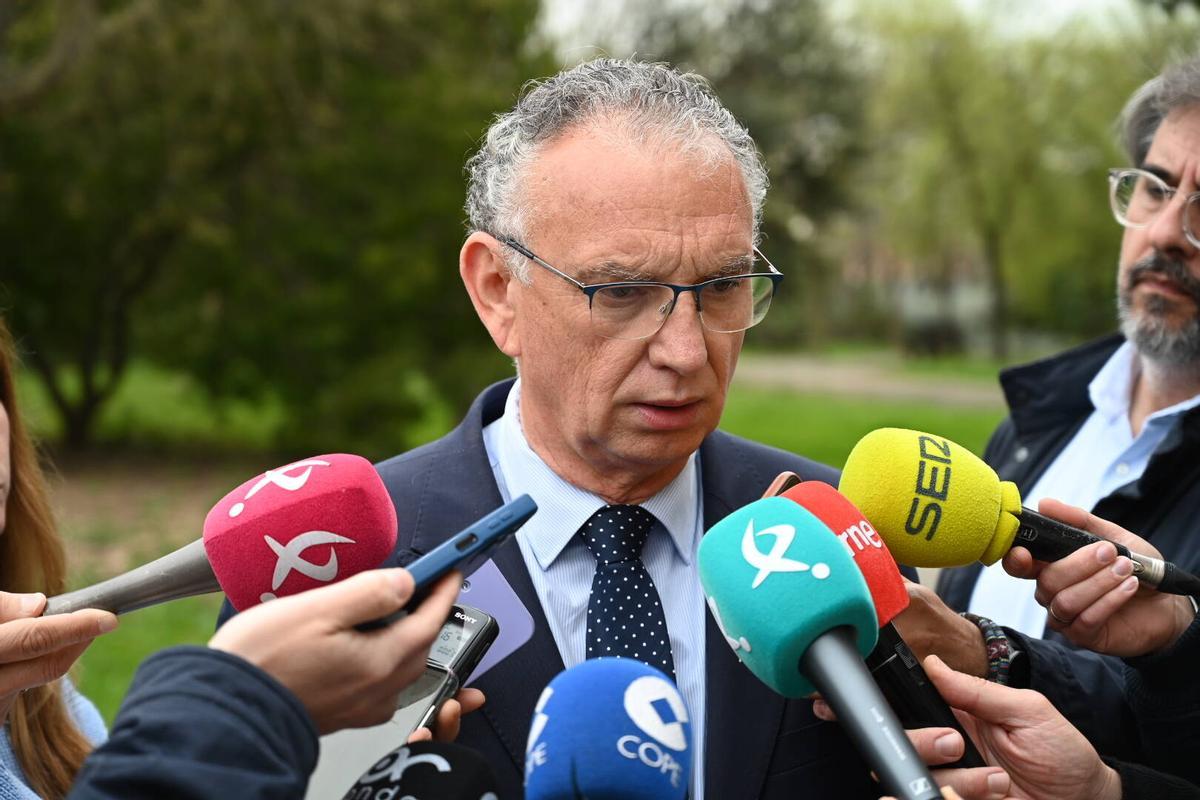 El delegado del Gobierno en Extremadura, José Luis Quintana, atiende a los medios en Badajoz.