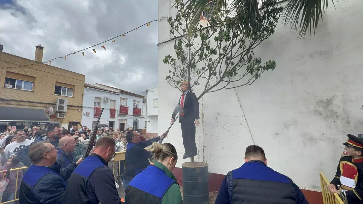 VÍDEO | Así han tratado a Donald Trump en esta localidad de Sevilla: ‘tiroteado’ y ‘quemado’