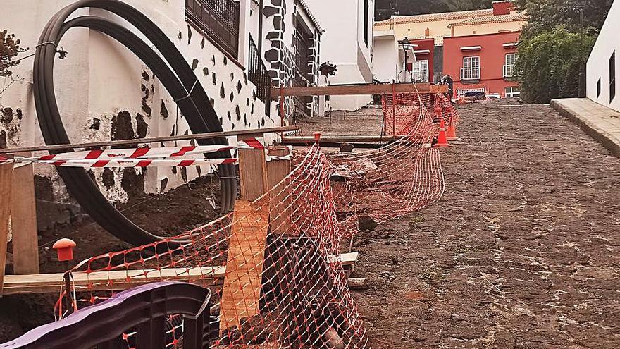 Obras paralizadas en las calzadas de Villa de Mazo. | | E.D.