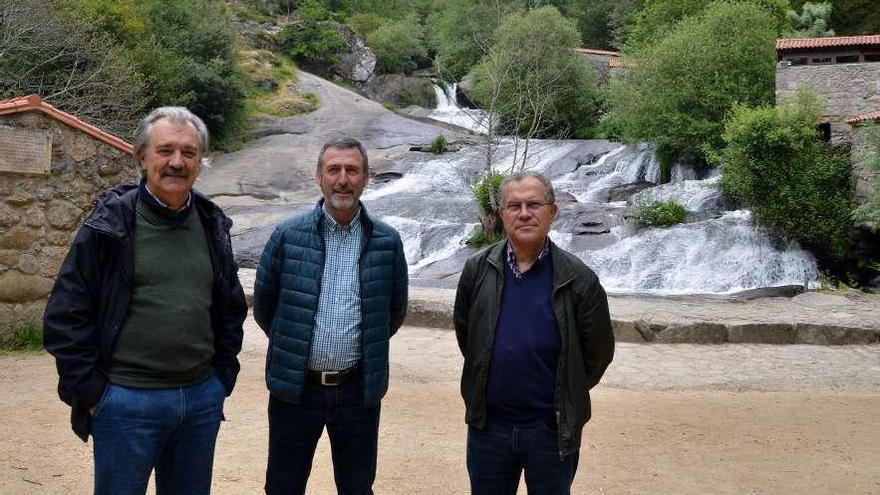 Los alcaldes de Caldas, Barro y Portas, en la cascada del río Barosa.  // FdV