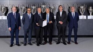 Florentino junto a su junta directiva en el acta de proclamación