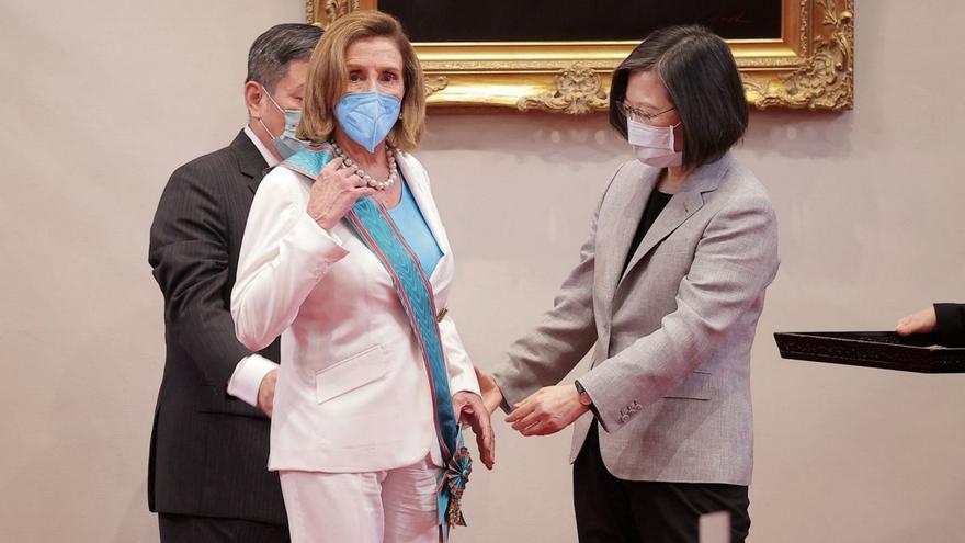 Nancy Pelosi (esquerra), distingida per Tsai Ing-wen, presidenta de Taiwan, ahir. | REUTERS