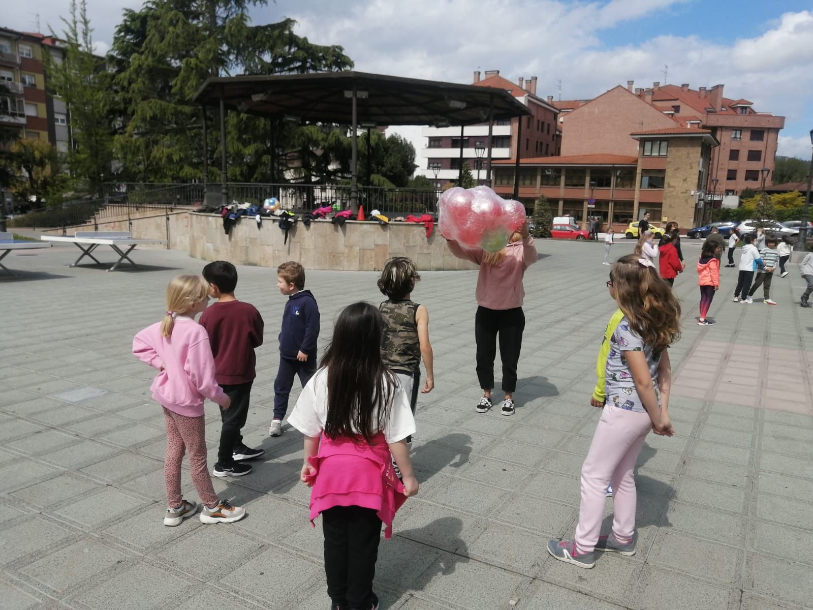 Los niños de Llanera hacen ejercicio en la calle