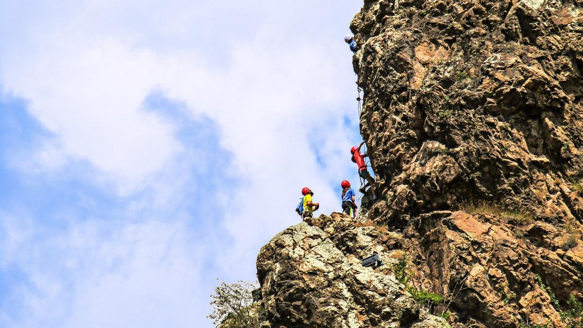 Familia practicando escalada