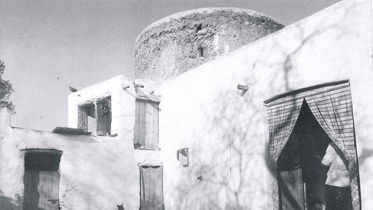Foto de una casa ibicenca con una torre en una imagen de archivo.