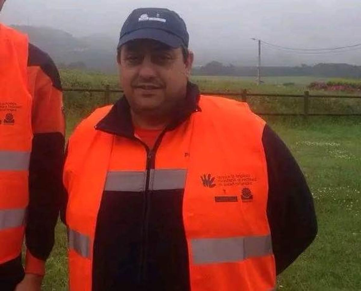 Luis María Antolín, en uno de sus trabajos como voluntario de Protección Civil de Navia.