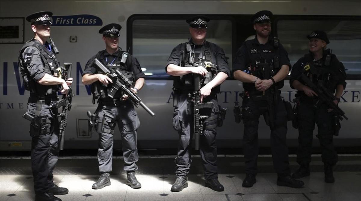 zentauroepp38604386 armed british transport police specialist operations officer170525172242