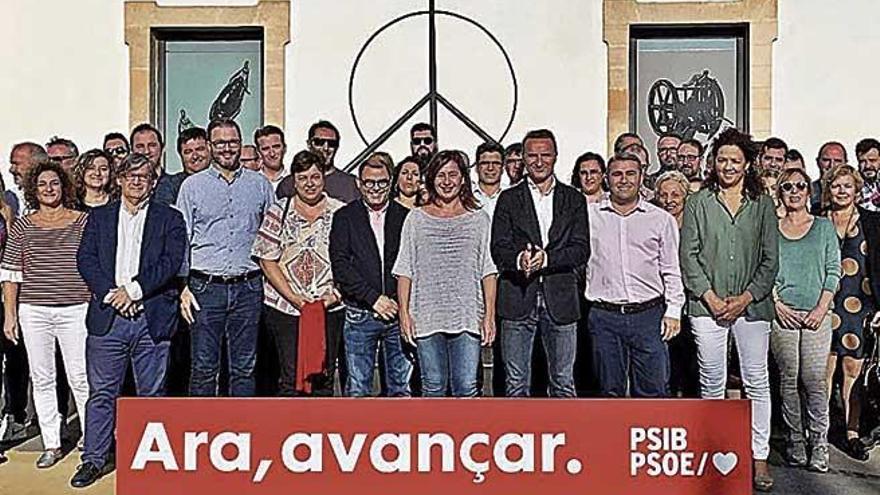 Foto de familia de los socialistas de las islas.