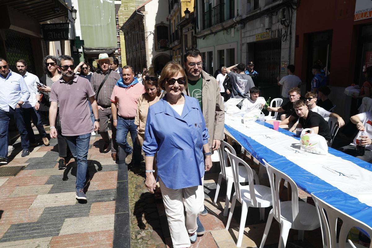 EN IMÁGENES: El presidente Adrián Barbón se da un baño de masas en la Comida en la Calle de Avilés